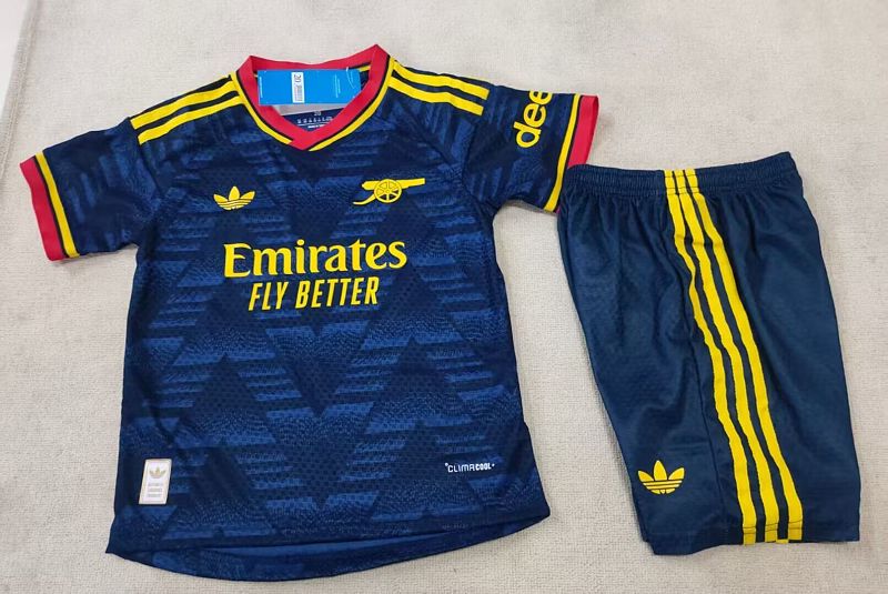 Niño_Arsenal 26-27 away kid kit player