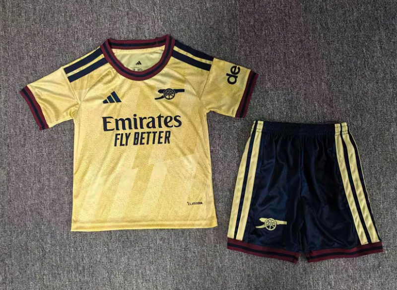 Niño_Arsenal 26-27 third away kid
