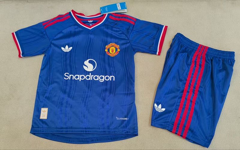 Niño_Man u 26-27 blue away kid kit player