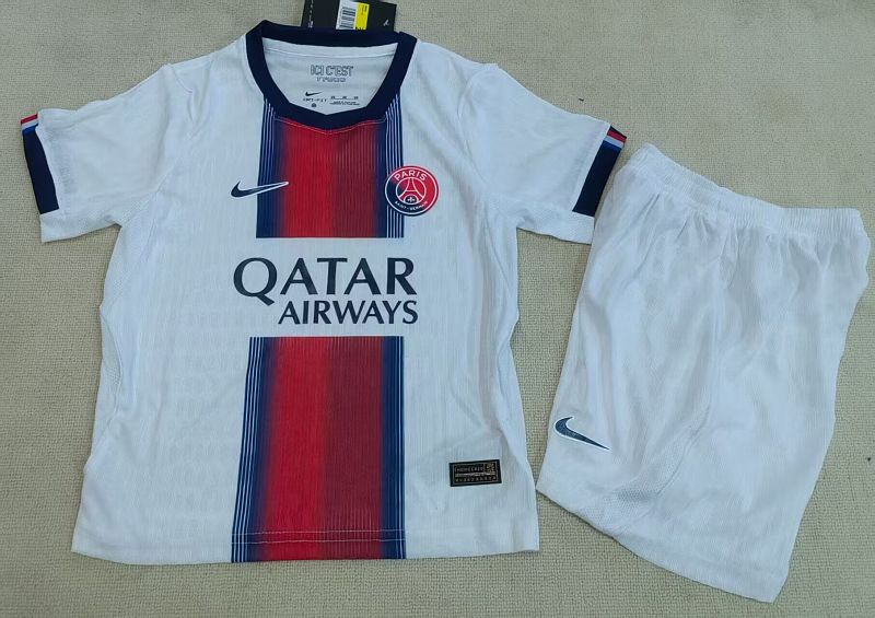 Niño_Paris 26-27 white away kid kit player